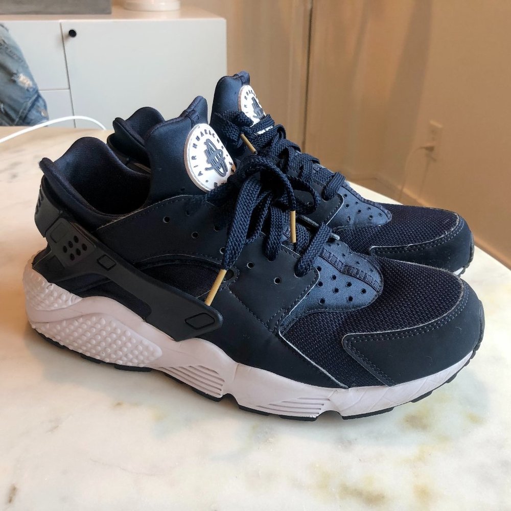 Men's Nike Huarache Sneakers (10.5 / Navy & White)